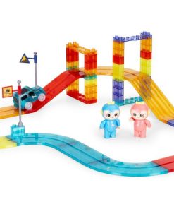 TOR DLA AUT KLOCKI MAGNETYCZNE Obszerne zestawienie aż 154 elementów do konstrukcji toru samochodowego z autkami i podświetleniem LED. Elementy magnetyczne umożliwiają szybkie i pewne łączenie – dziecko może tworzyć zakręty, pętle, rampy i trasy – samodzielnie lub w towarzystwie. Zabawka wspiera rozwój kreatywności, koordynacji ręka‑oko oraz myślenia konstrukcyjnego, zapewniając długą i angażującą zabawę zarówno w pojedynkę, jak i w grupie.
