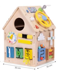 Domek manipulacyjny to tablica edukacyjna w formie przestrzennego domku dla dzieci powyżej 3 roku życia. Solidna drewniana konstrukcja zapewnia stabilność, a otwierany dach i drzwiczki umożliwiają łatwy dostęp do wnętrza oraz przechowywanie zabawek. W domku znajduje się 30 aktywności, w tym liczydło, zegar, koła zębate, labirynty, przełączniki, pokrętła, a także dzwonek, pozytywka, kierownica, drążek zmiany biegów i sensoryczna rybka z cekinami. Dziecko może też bawić się zamkami, zasuwkami, zapięciami, klamrą, sprzączką i sznurowaniem. Uzupełnieniem są instrumenty muzyczne, takie jak cymbałki, metalowy talerzyk i dzwonek, które dostarczają bodźców dźwiękowych i rozwijają wrażliwość muzyczną.