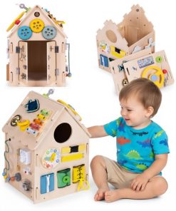 Domek manipulacyjny to tablica edukacyjna w formie przestrzennego domku dla dzieci powyżej 3 roku życia. Solidna drewniana konstrukcja zapewnia stabilność, a otwierany dach i drzwiczki umożliwiają łatwy dostęp do wnętrza oraz przechowywanie zabawek. W domku znajduje się 30 aktywności, w tym liczydło, zegar, koła zębate, labirynty, przełączniki, pokrętła, a także dzwonek, pozytywka, kierownica, drążek zmiany biegów i sensoryczna rybka z cekinami. Dziecko może też bawić się zamkami, zasuwkami, zapięciami, klamrą, sprzączką i sznurowaniem. Uzupełnieniem są instrumenty muzyczne, takie jak cymbałki, metalowy talerzyk i dzwonek, które dostarczają bodźców dźwiękowych i rozwijają wrażliwość muzyczną.